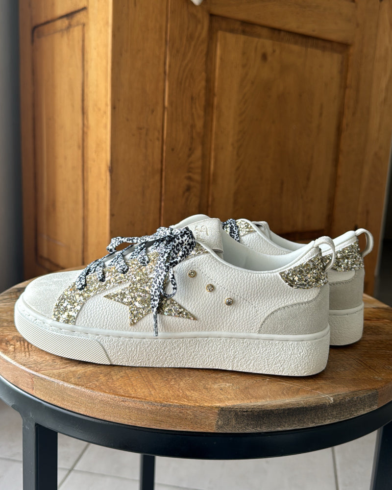 Weißer Sneaker mit Leoparden- und Goldglitter