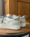 Weißer Sneaker mit Leoparden- und Goldglitter